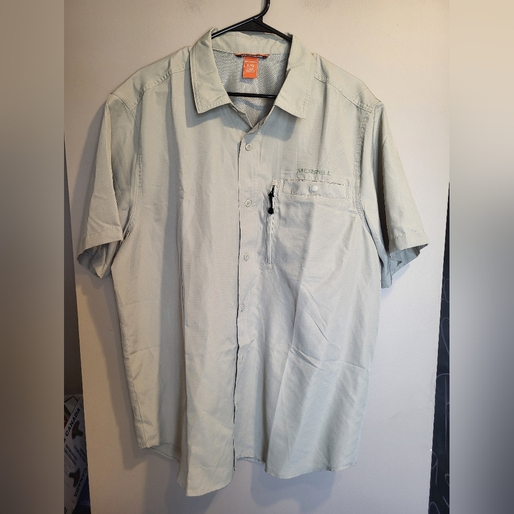 NEW- Merrell Men's Casual Button Down Shirt in Olive , Size Large